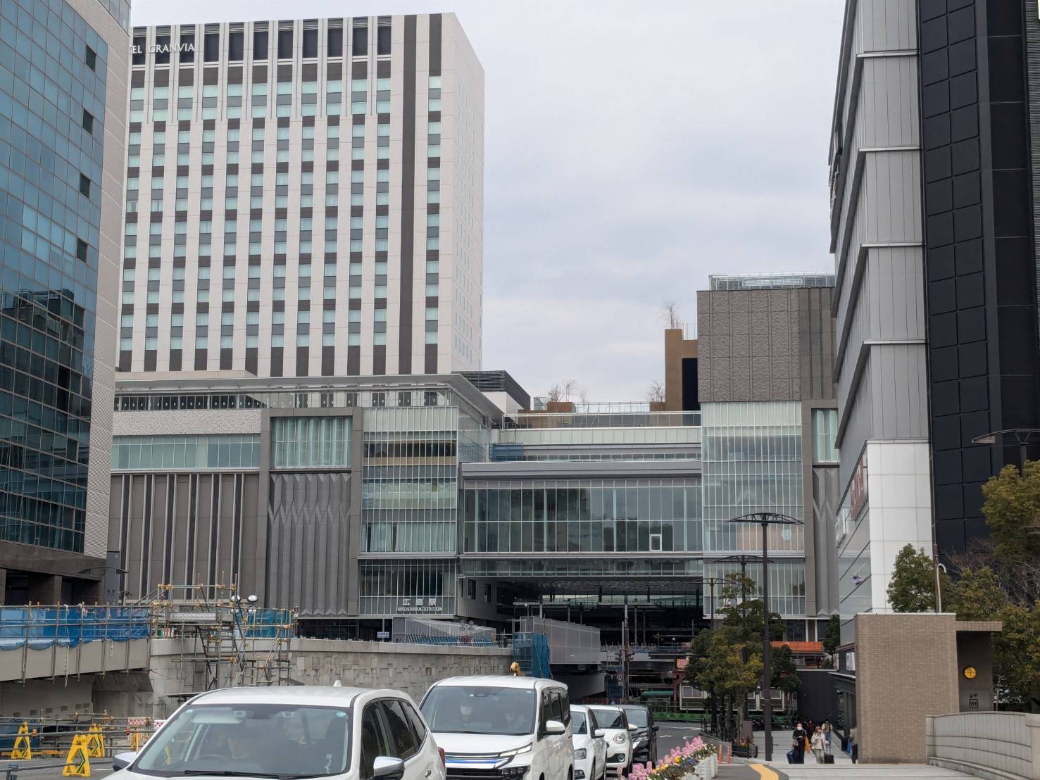 正面玄関口側から撮影した広島駅の写真