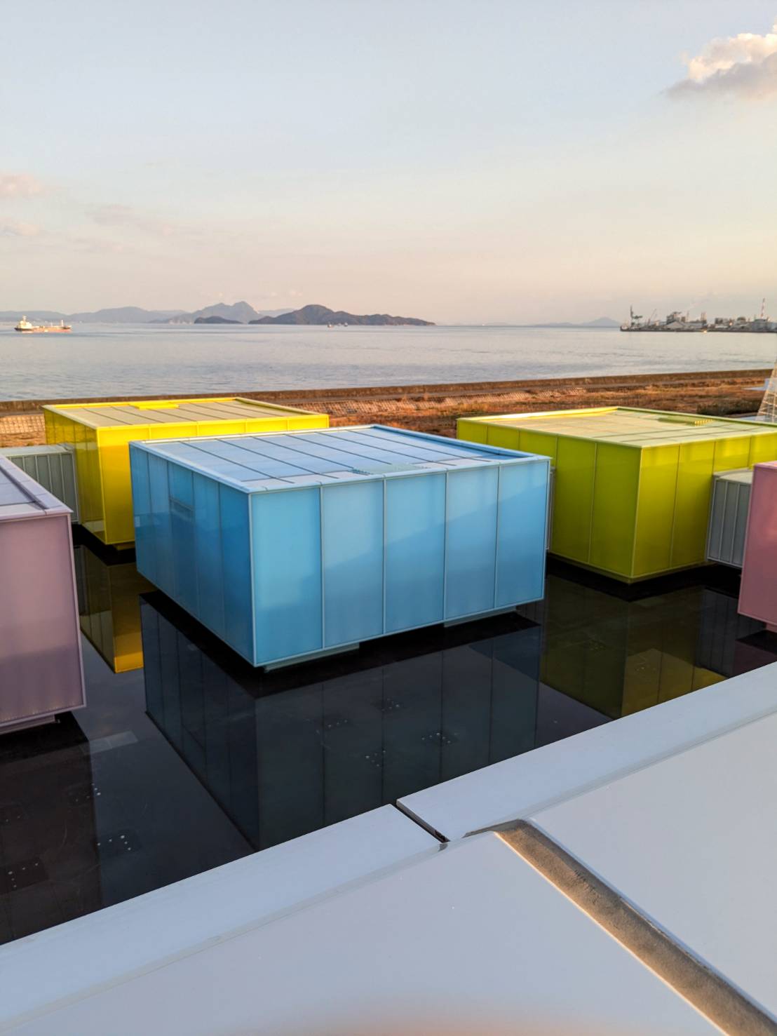 広島県の「下瀬美術館」にあるカラフルな可動式展示室を、屋上の望洋テラスから撮影した画像